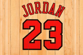 九游体育-NBA双雄70分钟极限鏖战，浓眉哥对决巴特勒，中国赛场胜败悬一线